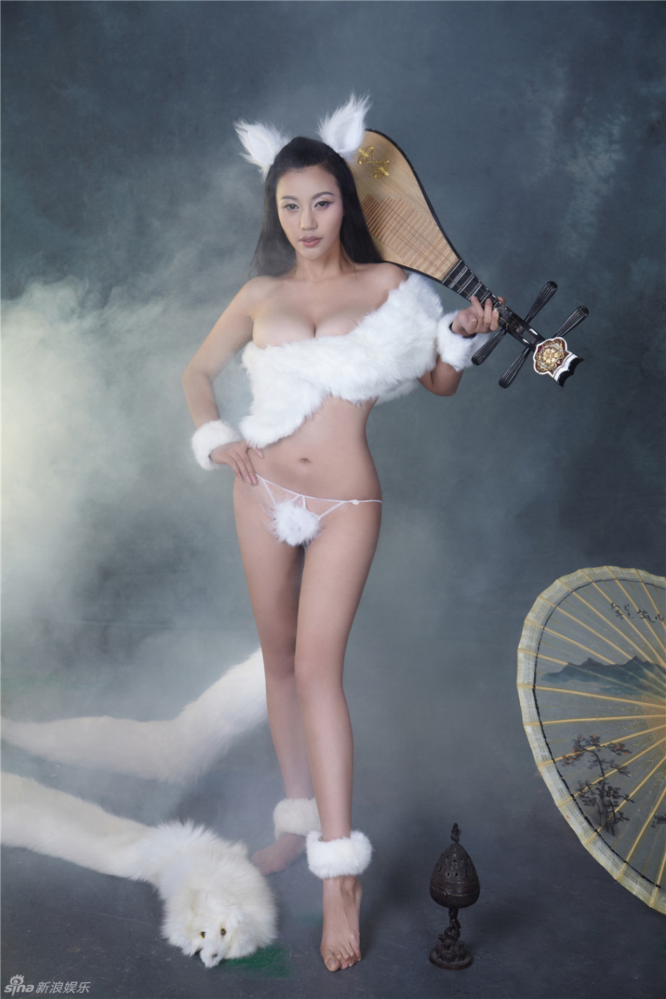 h奶女星露两点扮聊斋白狐 豪放手捧巨乳(图)