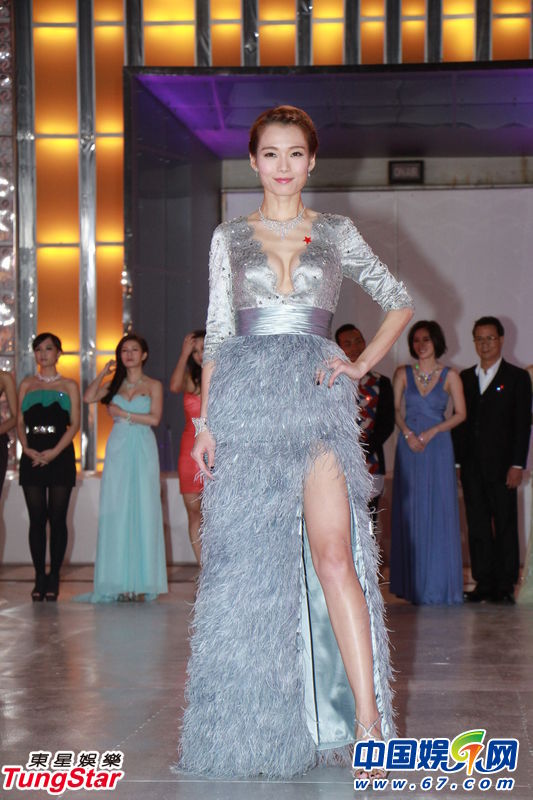  TVB 女星 巡礼 :胡杏儿胸部中门大开 杨怡秀闪钻