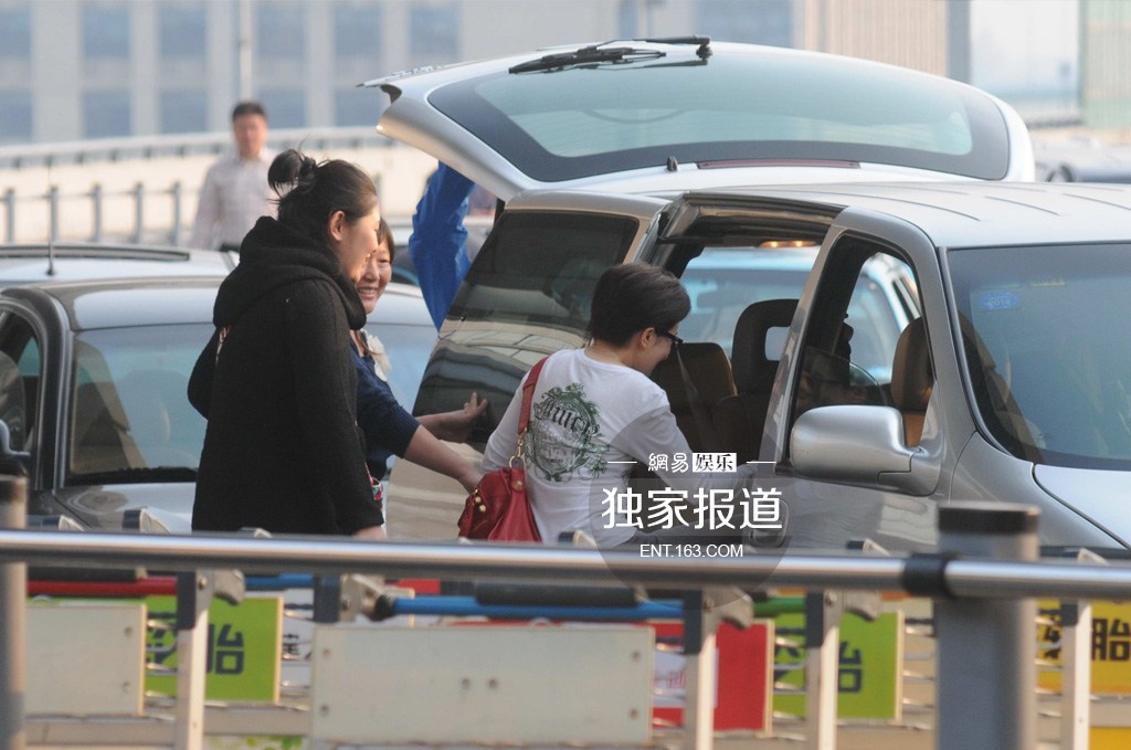 金铭短发造型现身 瘦身成功恢复昔日美貌(图)