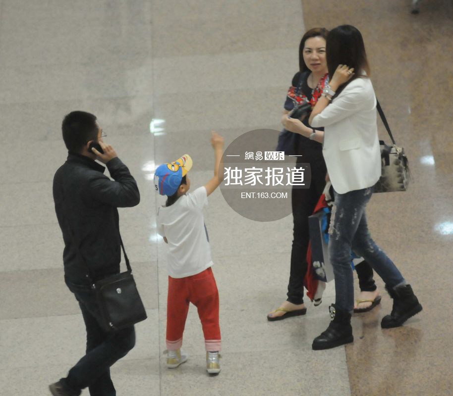 王志文携妻儿现身 妻子是事业型女强人(图)