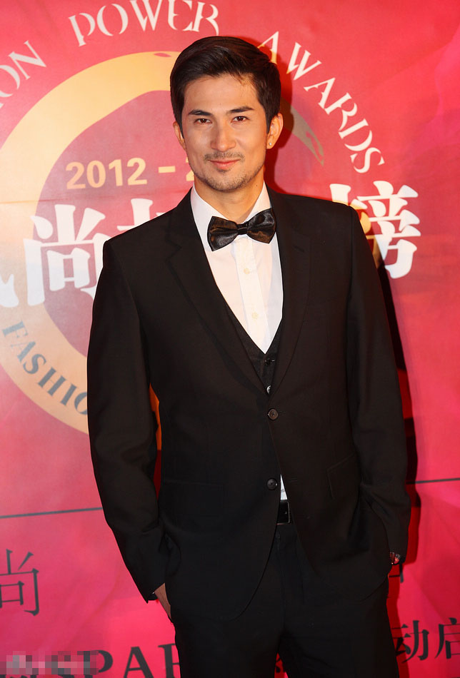 众女星红毯拼胸器 蒋欣挽叶祖新秀恩爱(组图) - 青岛新闻网