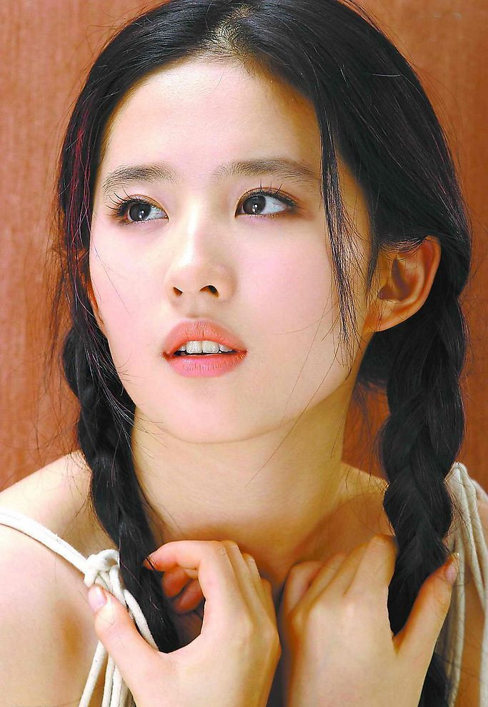 <em>烧</em>钱拼干爹 揭娱乐圈<em>女星</em>不为人知的强大后台