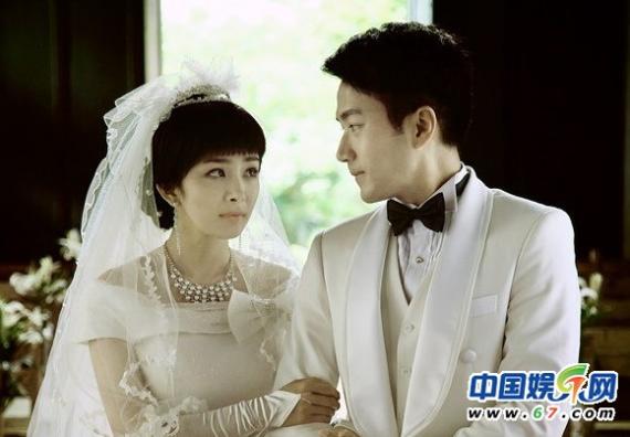 曝杨幂怀双胞胎 刘恺威体贴摸爱妻小肚(组图)