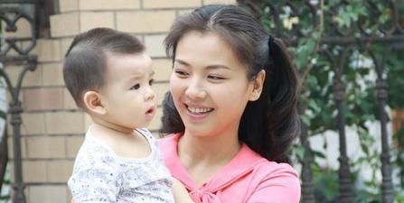 刘涛老公王珂晒女儿近照 小萝莉潇洒自信(图)