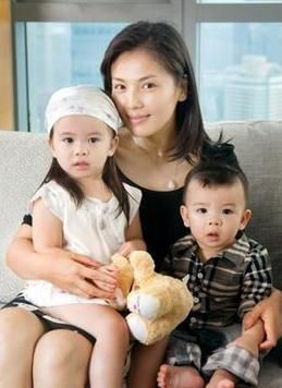 <em>刘涛老公</em>王珂晒<em>女儿</em>近照 小萝莉潇洒自信(图) 