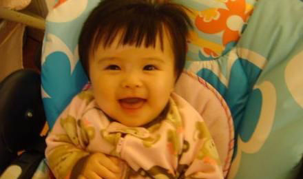 刘涛老公王珂晒女儿近照 小萝莉潇洒自信(图)