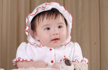 <em>刘涛</em>老公王珂晒<em>女儿</em>近照 小萝莉潇洒自信(图) 