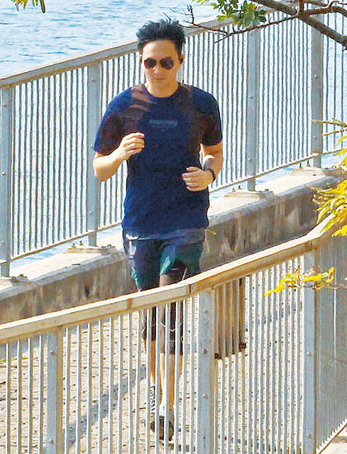 张智霖半裸练身材露两点 腰间赘肉惊人(图)