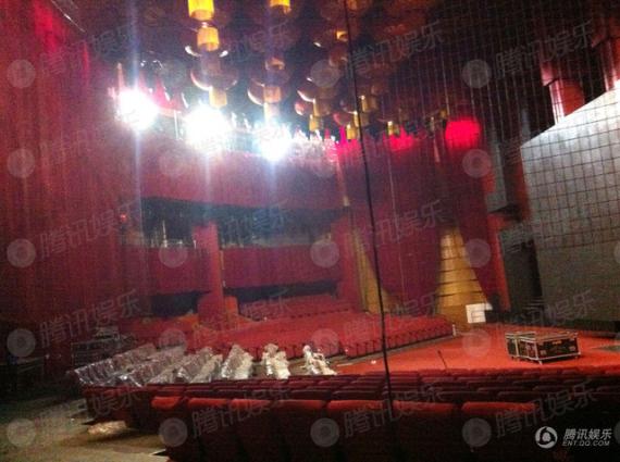 马年春晚舞台曝光 去年三亿PK今年朴素红灯笼