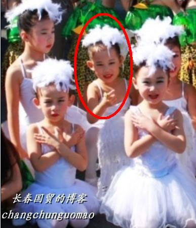 小沈阳一家三口亲子装亮相 7岁<em>女儿</em>酷似<em>祖母</em> 