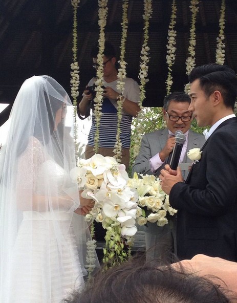 杨幂刘恺威婚礼花千万 婚纱首饰900万(图) - 青