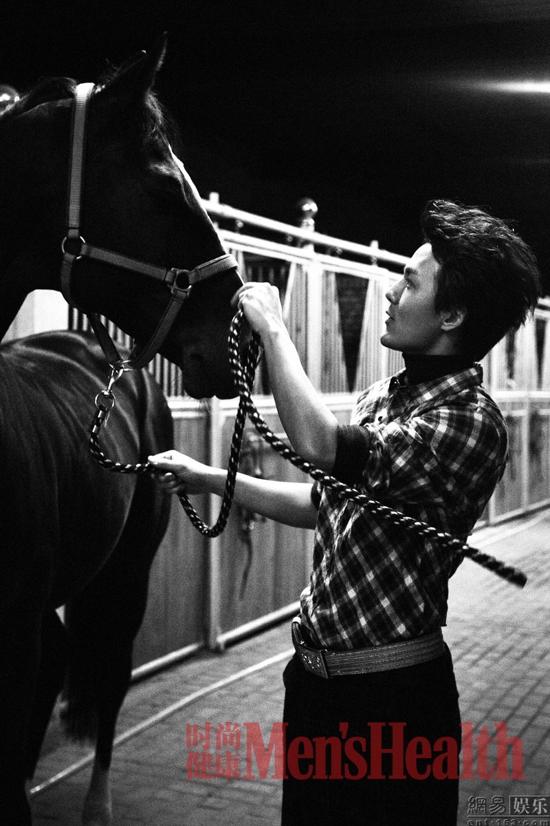 吴克羣登杂志封面 与马互动拍写真