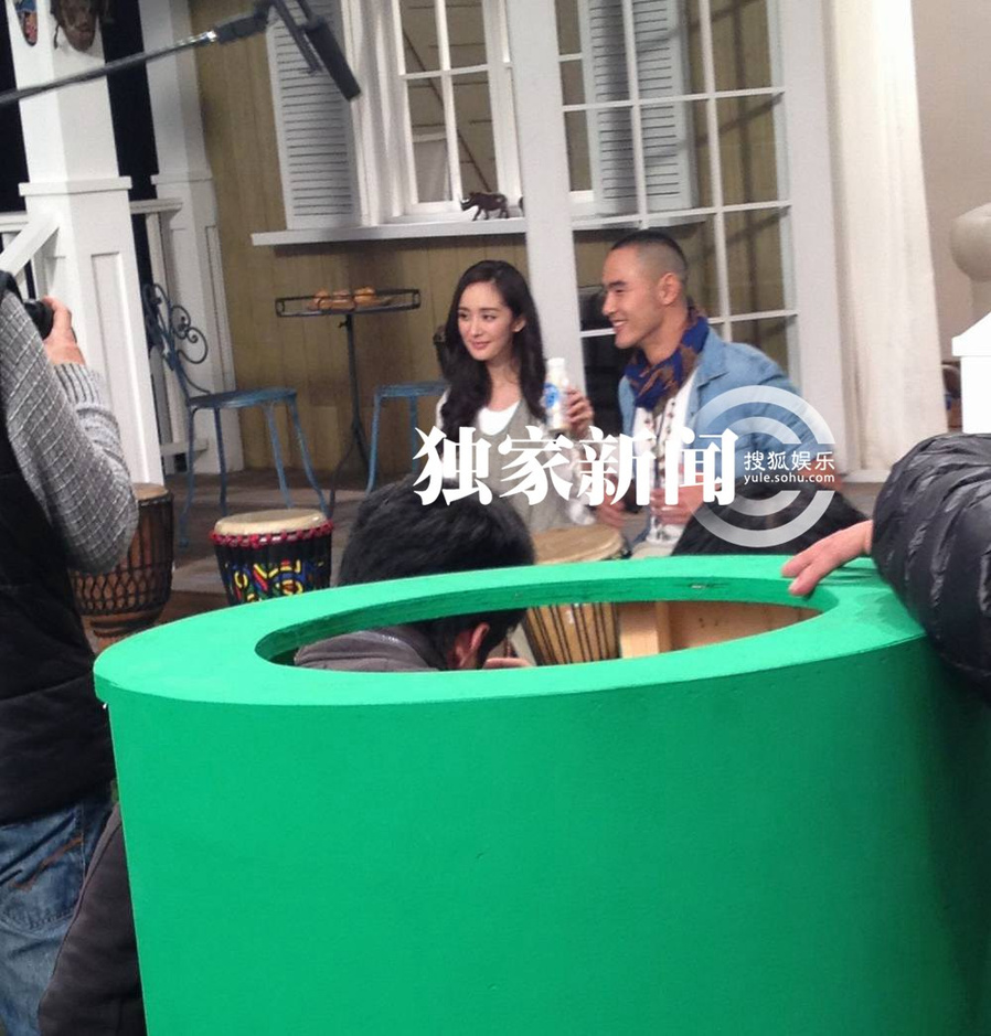 杨幂妆容清丽与阮经天拍广告 厚重大衣护孕体