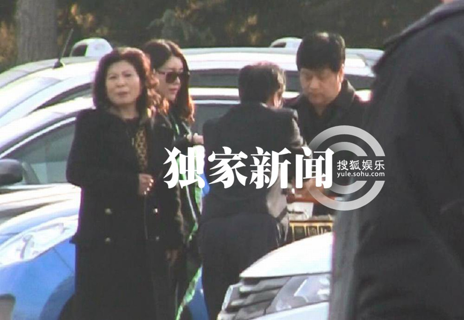 <em>郎朗女友</em>疑曝光 神秘女紧搂郎母喜笑颜开(图) 