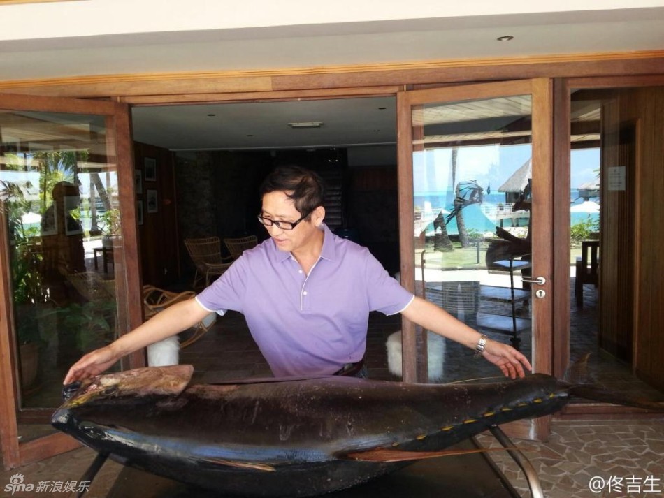 佟丽娅父亲抵达大溪地 董璇夫妻潜水疯玩