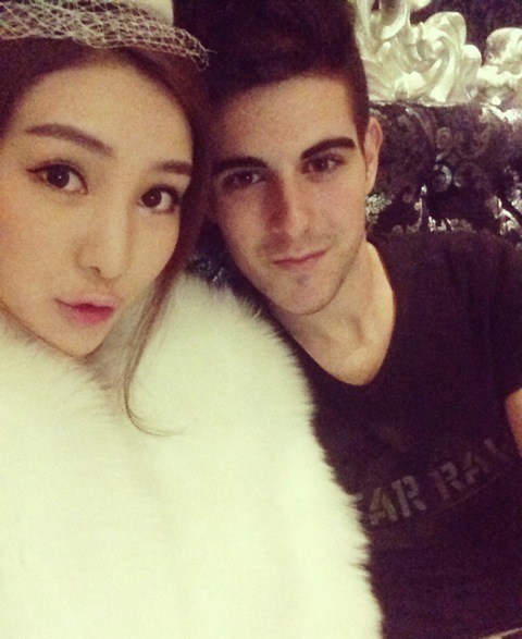 郭美美晒与外籍男友合照 甜蜜秀恩爱(组图)