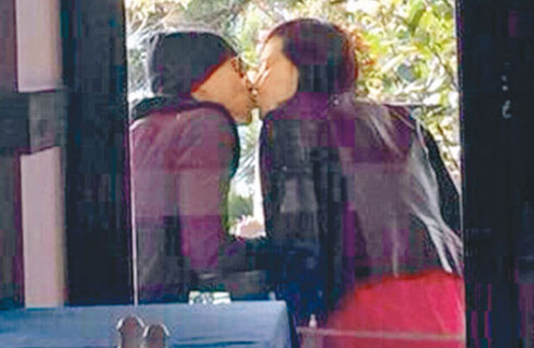 黄宗泽与女友杨峥忘情互吻 黄宗泽与女友杨峥忘情互吻