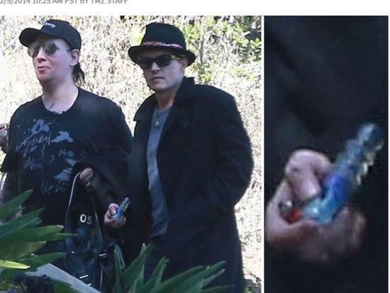 德普与玛丽莲曼森逛街,手持大麻烟管