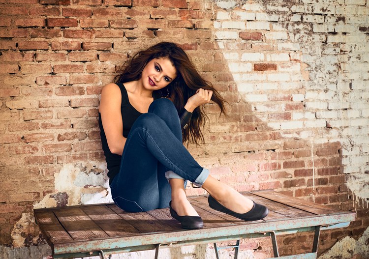 赛琳娜最新写真曝光 青春靓丽魅力十足