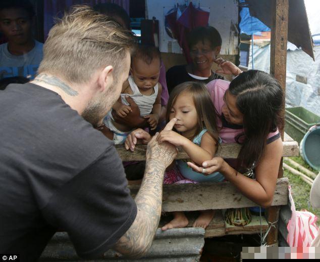 小贝探访菲台风灾区 露纹身惊呆当地儿童