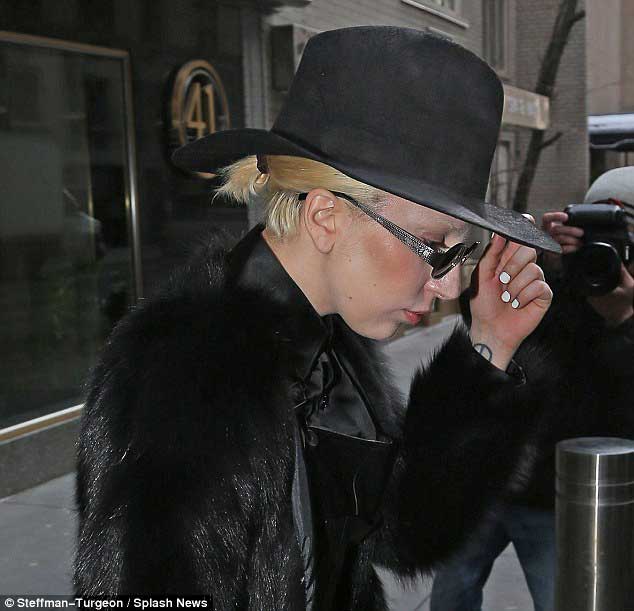 Gaga全黑装扮现身街头 拖地大衣抢眼
