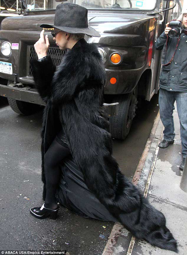 Gaga全黑装扮现身街头 拖地大衣抢眼