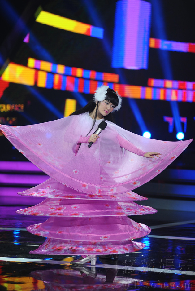 谢娜模仿小彩旗仙女范儿一秒钟尽毁变女神经-+