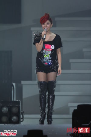 丁当演唱会上跌落舞台吓坏粉丝