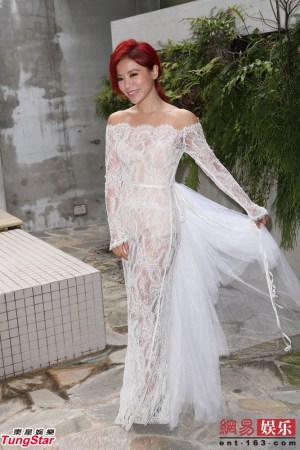 丁当演唱会上跌落舞台吓坏粉丝