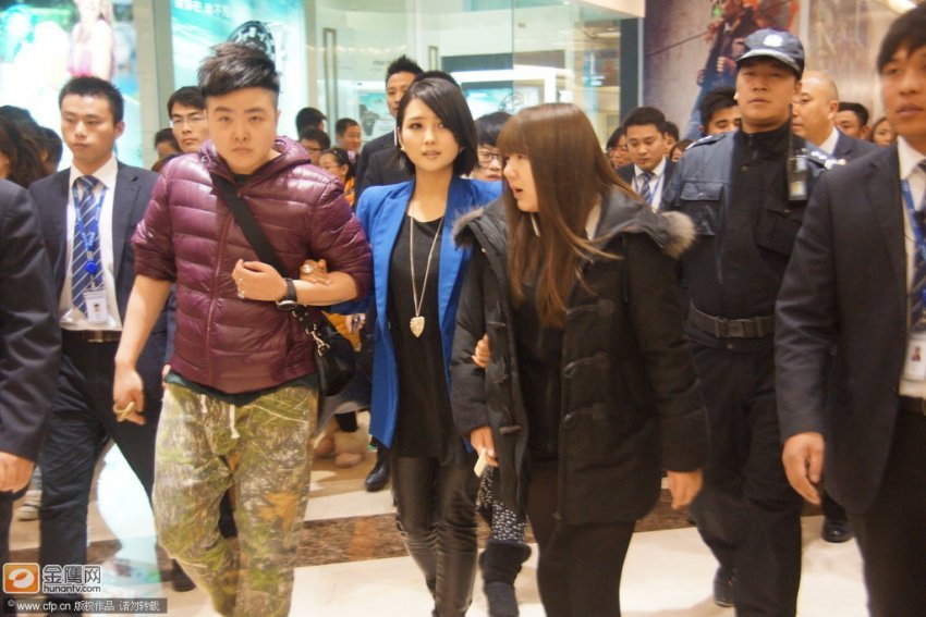 何洁挺大肚子捞金助理左右搀扶 排场大(组图)