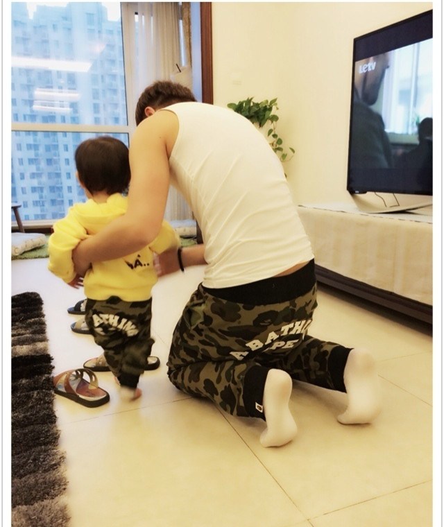 <em>李小璐贾乃亮</em>夫妇带<em>女儿</em>逛街 温馨有爱(组图) 