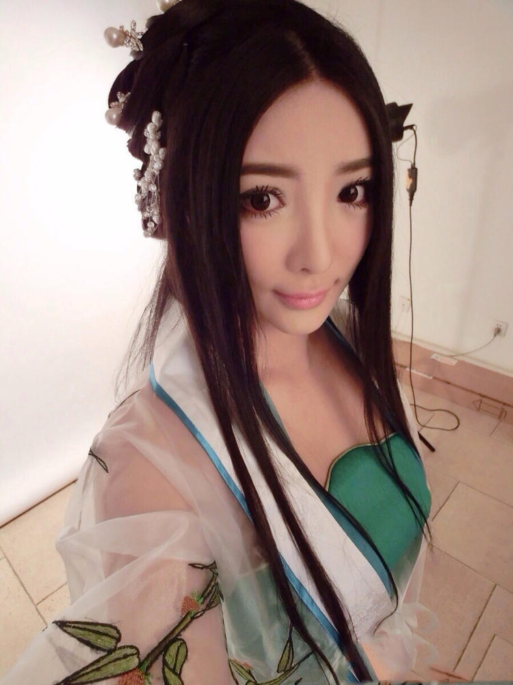 川音校花胡恩绮泳装私照曝光长相美艳撞脸景甜-