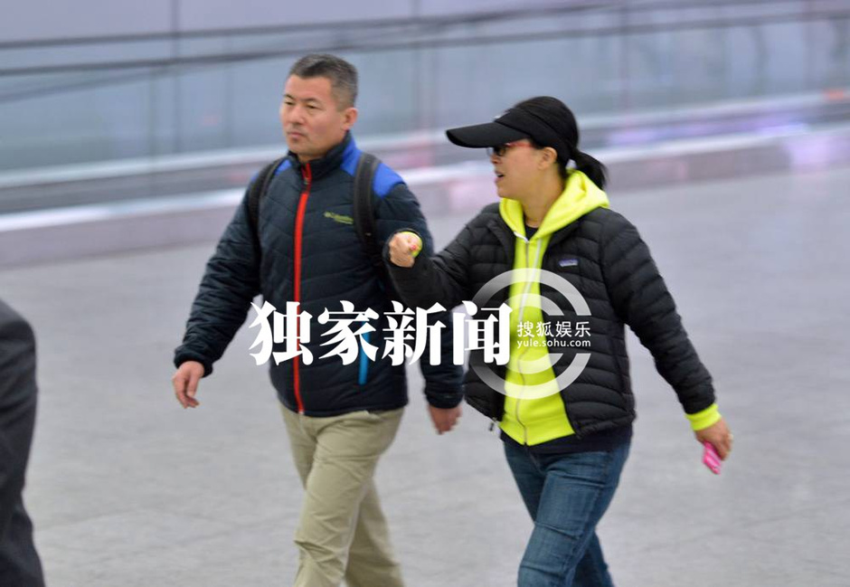 那英遇小陶虹亲密热聊互留电话 老公耐心等候