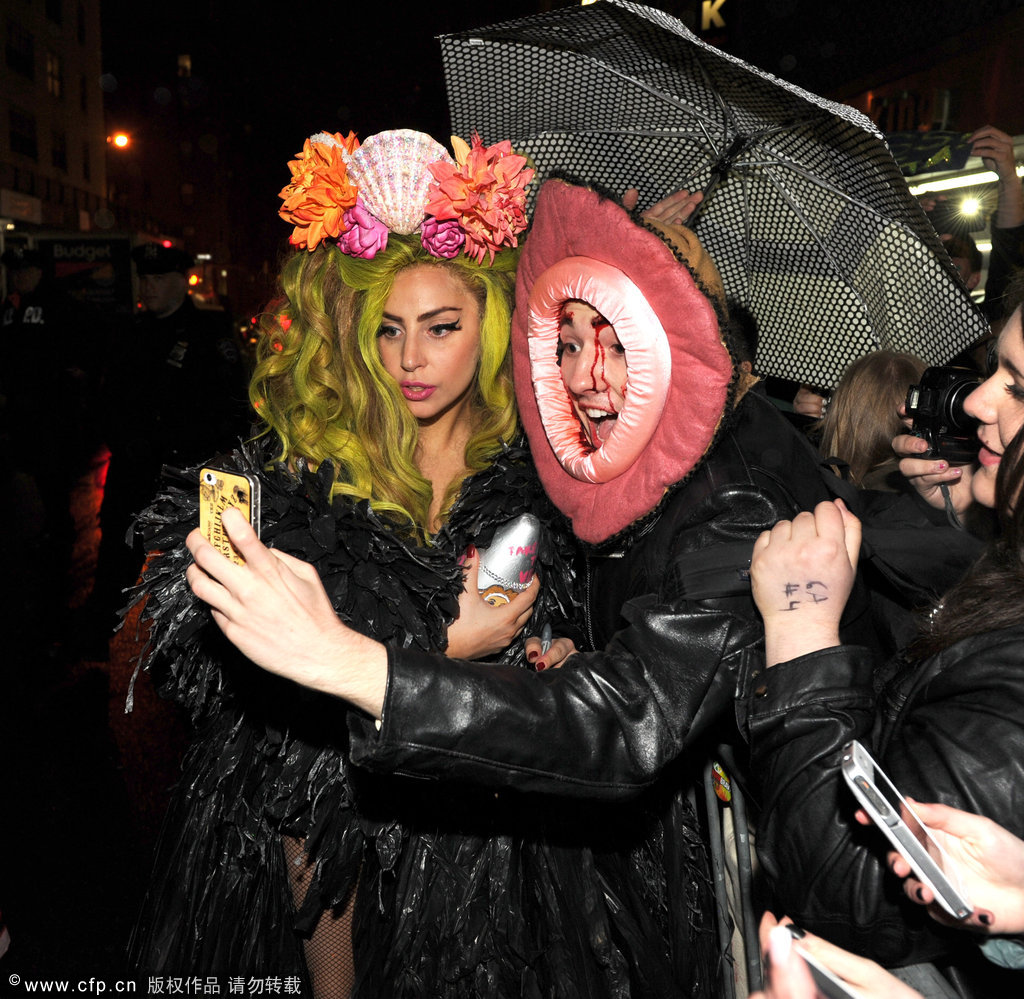 Gaga裹塑料布条似黑乌鸦 戴贝壳发饰玩自拍