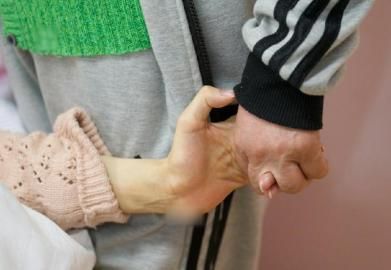 桑兰紧紧拉着妈妈的手