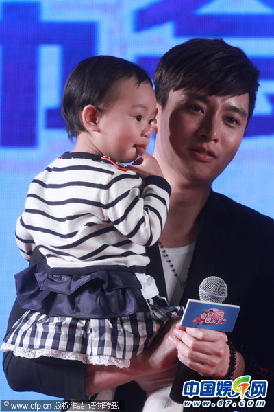 <em>李小璐女儿</em>卖萌抢镜 吃手指可爱堪比小七(图) 