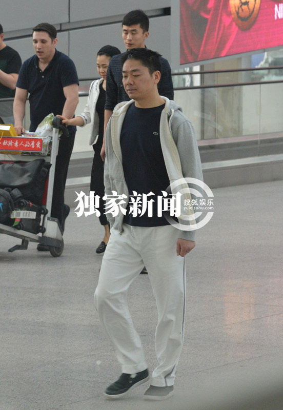 刘强东独自返京脚步<em>匆匆</em> 不见奶茶<em>妹妹</em>伴左右