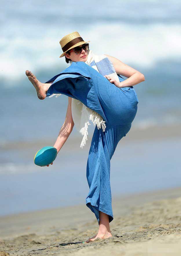 安妮·海瑟薇海滩玩球 动作疯狂