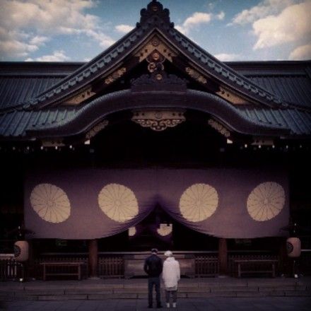 比伯上传参拜日本靖国神社照片。
