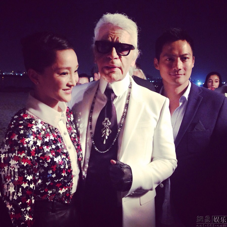 周迅与男友高圣远首次牵手亮相 脍上挂幸福笑