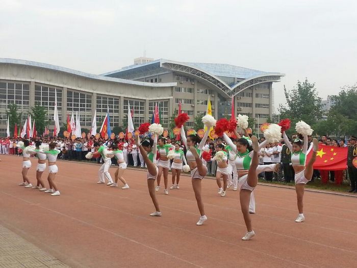 大学生运动会开幕女生穿比基尼 出位表演(图)