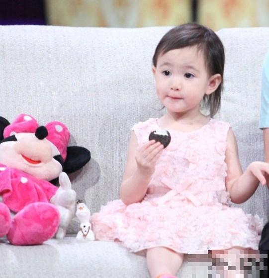 李小鹏<em>女儿</em>看父母<em>结婚</em>视频伤心 萌神呆萌可爱