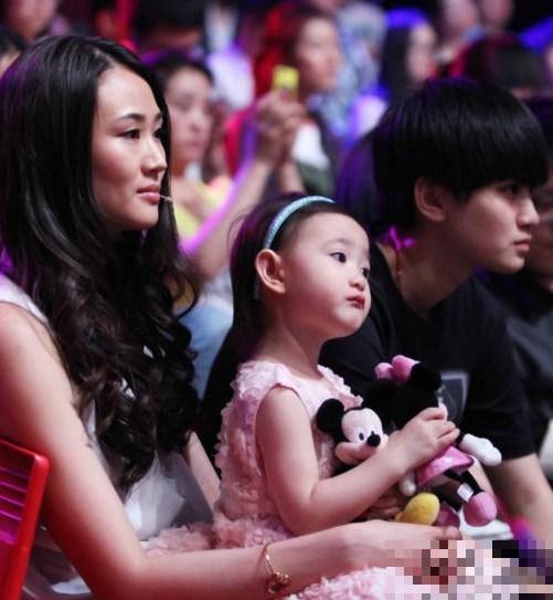 李小鹏<em>女儿</em>看<em>父母</em>结婚视频伤心 萌神呆萌可爱
