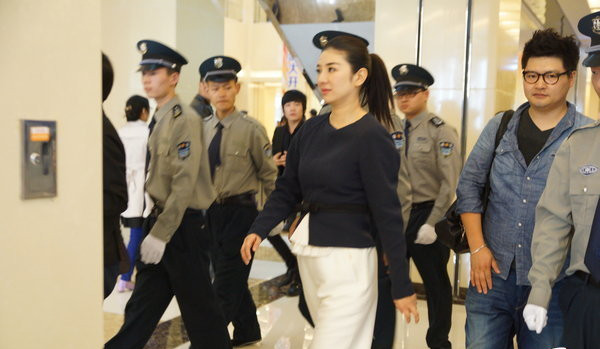 黄奕发胖臃肿难辨认 贵妇架势十足赚奶粉钱