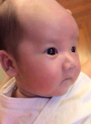 梁静茹抱熟睡儿子一脸幸福 唱摇篮曲宝贝乖乖