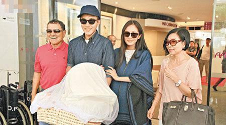 杨幂产千金出院 刘丹曝孙女将留港读书 杨幂产千金出院 刘丹曝孙女将留港读书