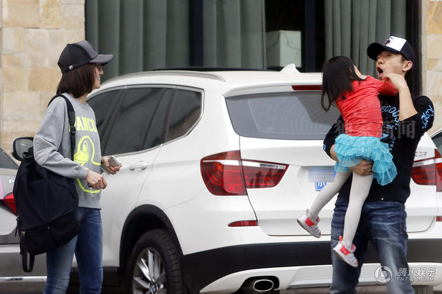 夏雨袁泉女儿夏哈哈露面 和老爸老妈玩耍显温