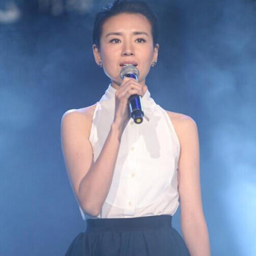 董洁亮相瘦骨嶙峋似纸片人 唱情歌疑证分手传闻 - 青岛新闻网