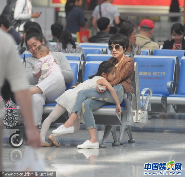 马伊璃二胎<em>女儿正面照</em>曝光 文爱马依偎妈妈撒