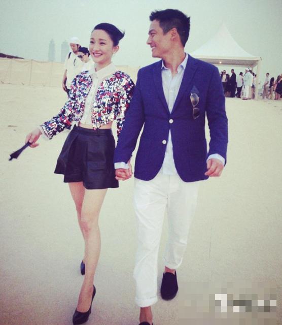 周迅和男友高圣远寺庙祈福 疑婚期将至(图)